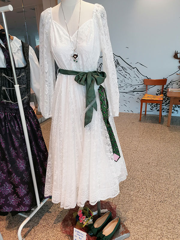 trachtenkleid-weiss